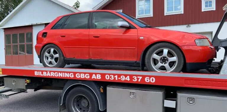 Komplett skrotbil i Kållered bedöms inför hämtning, värdering och återvinning