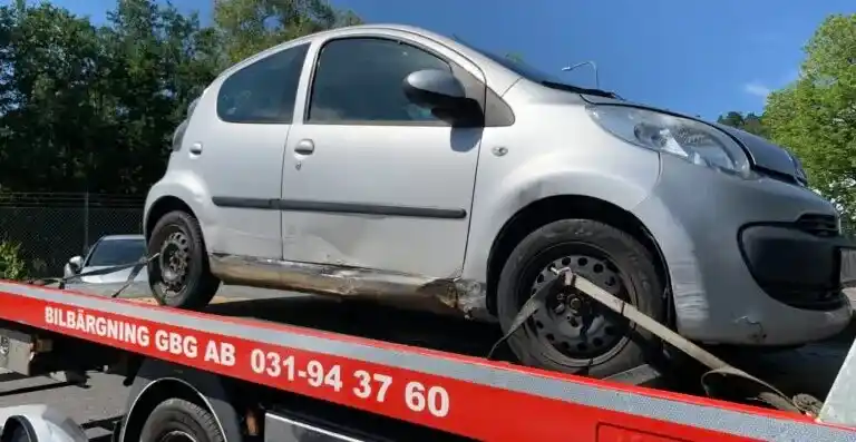 Skrotbil i Partille hanteras utan skrotningsintyg och förbereds för korrekt avregistrering