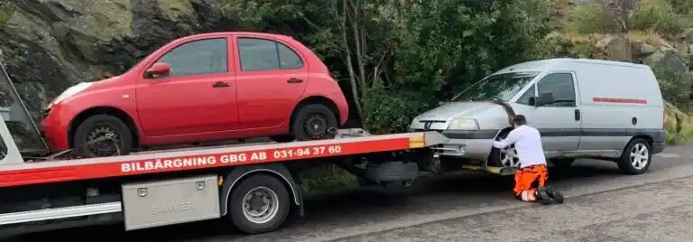 Skrotbil på Tjörn hämtas av bärgare för bilskrotning och återvinning