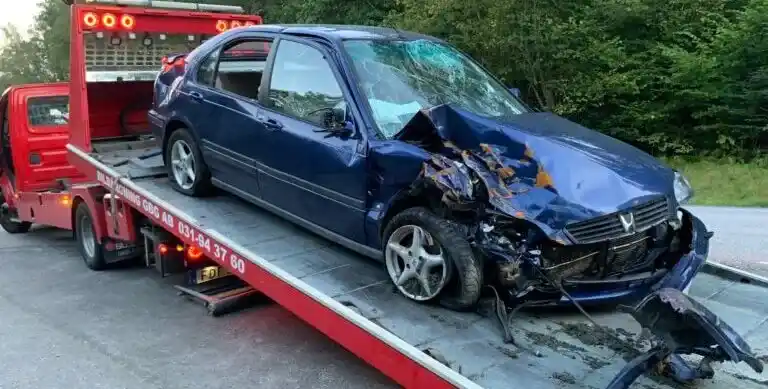 Metallskrot från bil i Göteborg sorteras för återvinning och nytt användningsområde