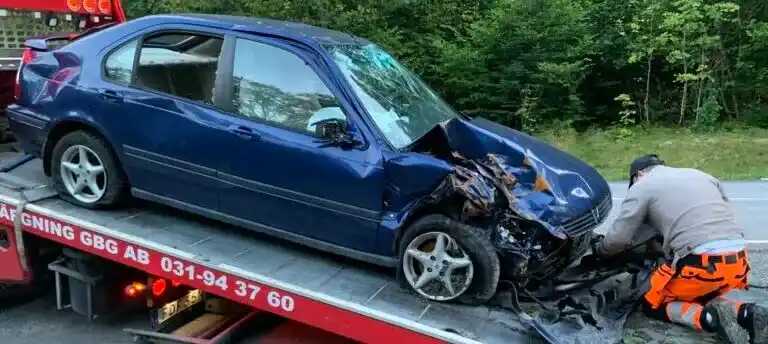 Skrotbil i Agnesberg demonteras och återvinns i flera steg efter hämtning