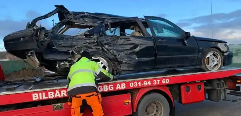 Skrotbil i Lilla Edet hämtas med bärgningsbil för smidig och korrekt skrotning