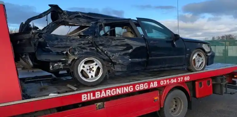 Skrotbil i Partille demonteras där katalysator tas tillvara för återvinning