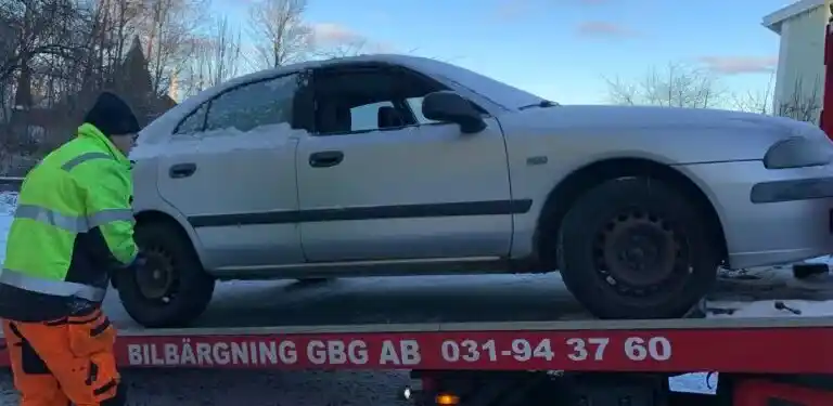 Skrotbil i Stenungsund hämtas för återvinning och miljövänlig bilskrotning