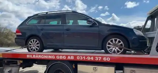 Uttjänt bil som återvinns och blir nytt material genom fragmentering och separering av metaller i en modern återvinningsprocess