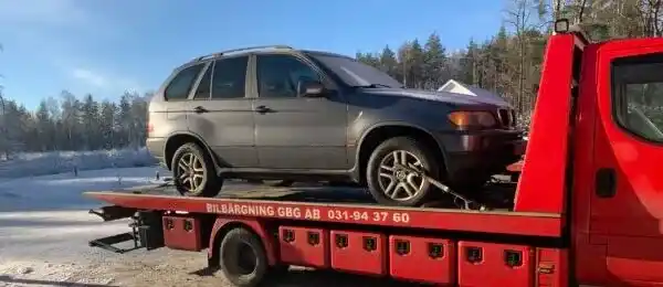 Skrotbil som hämtas för återvinning där marknadsläget och metallpriser påverkar ersättningen för bilen.