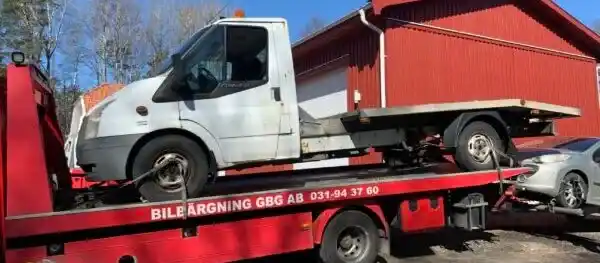 Demonterad bil där metaller, plast och komponenter sorteras för återvinning och ny produktion