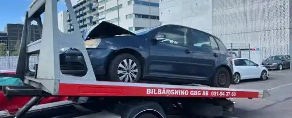 Skrotbil som ska hämtas av uppköpare där flera offerter och tydlig information hjälper bilägaren att höja budet och få bättre ersättning.