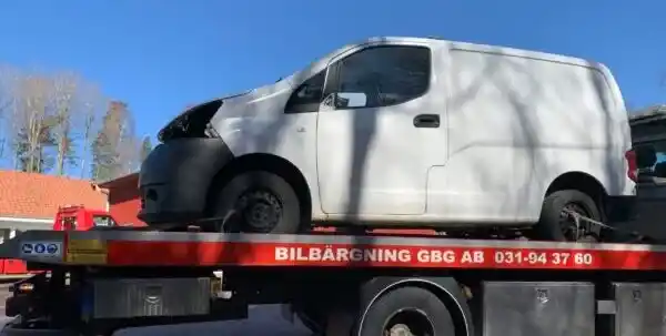 Skrotbil som demonteras och material sorteras enligt miljökrav för hållbar återvinning