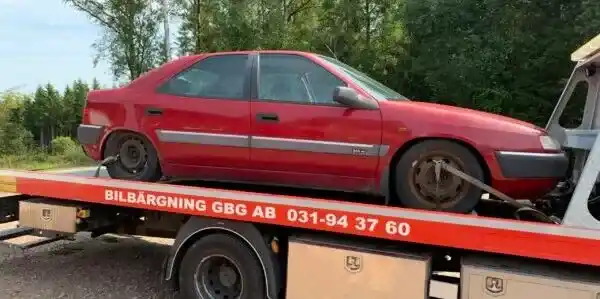 Skrotbil demonteras och metaller sorteras för att bli ny råvara i industrin