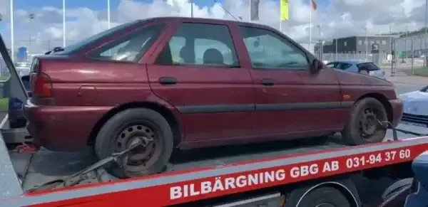 Bilägare jämför flera offerter och villkor för att skapa konkurrens och få högre ersättning för sin skrotbil.