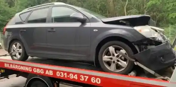 Uttjänt bil som står still men fortfarande har värde genom reservdelar, metall och återvinning.