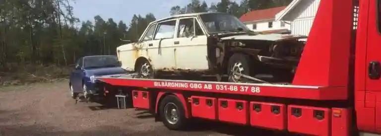 Äldre bil i Göteborg där ökande verkstadskostnader visar att bilen blivit dyr att behålla.