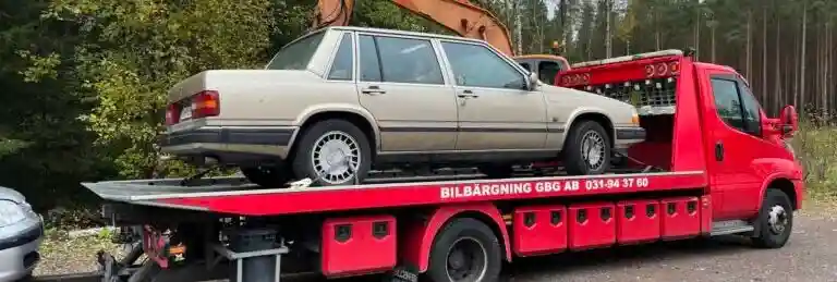 Bildelar demonteras från skrotbil för att återanvändas som reservdelar.