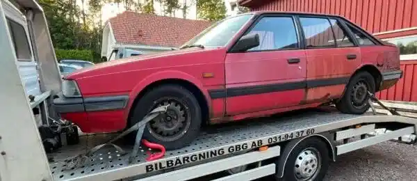 Dokumenterad värderingsprocess av skrotbil med checklistor och ekonomisk kalkyl som visar transparent bedömning