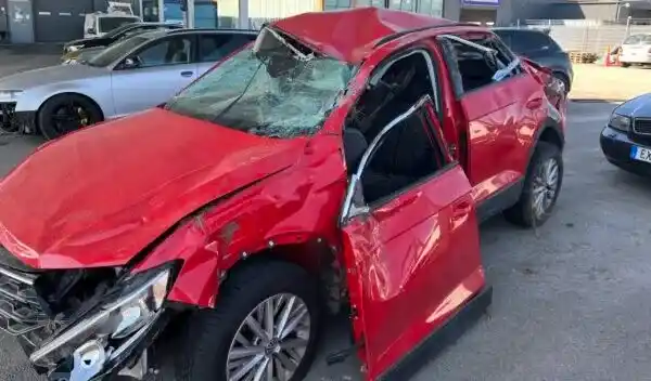 Strukturerad teknisk genomgång av skrotbil där data samlas in inför preliminärt värdebesked