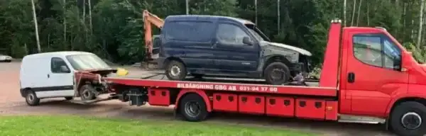 Bilägare granskar avtal och betalningsvillkor före hämtning för att undvika sena prisjusteringar vid skrotning.