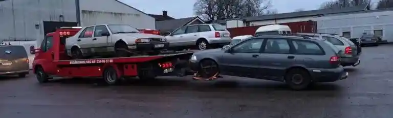Skrotbil som väntar på upphämtning inför värdering och skrotning hos bilskrot.
