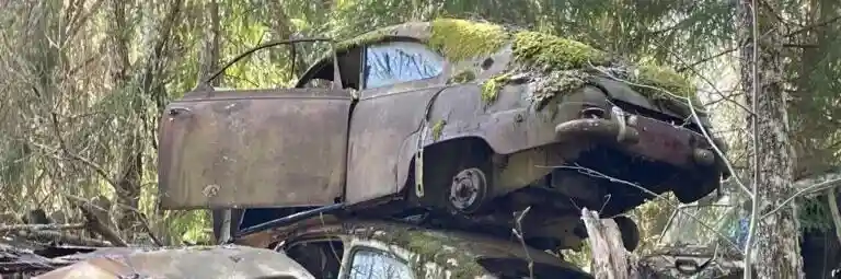 Skrotbil som förbereds för upphämtning inför värdering och skrotning hos bilskrot.